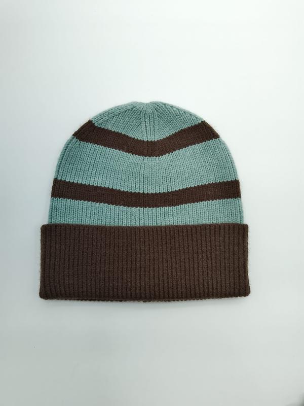 Miętowo-brązowa prążkowana czapka beanie w paski z żebrowanym mankietem, widok z góry.