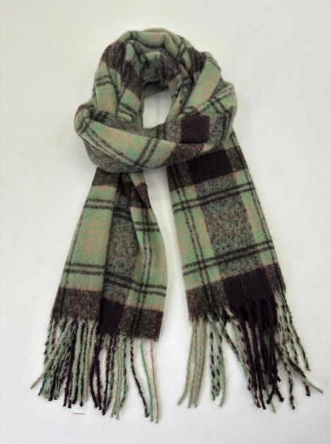 Miętowo-brązowy wełniany szal w kratę tartan z frędzlami, złożony i sfotografowany na białym tle.
