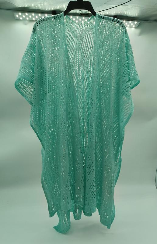 Miętowe kimono kardigan z koronkowym splotem, falowanym wzorem, krótkimi rękawami i długim krojem, na wieszaku.