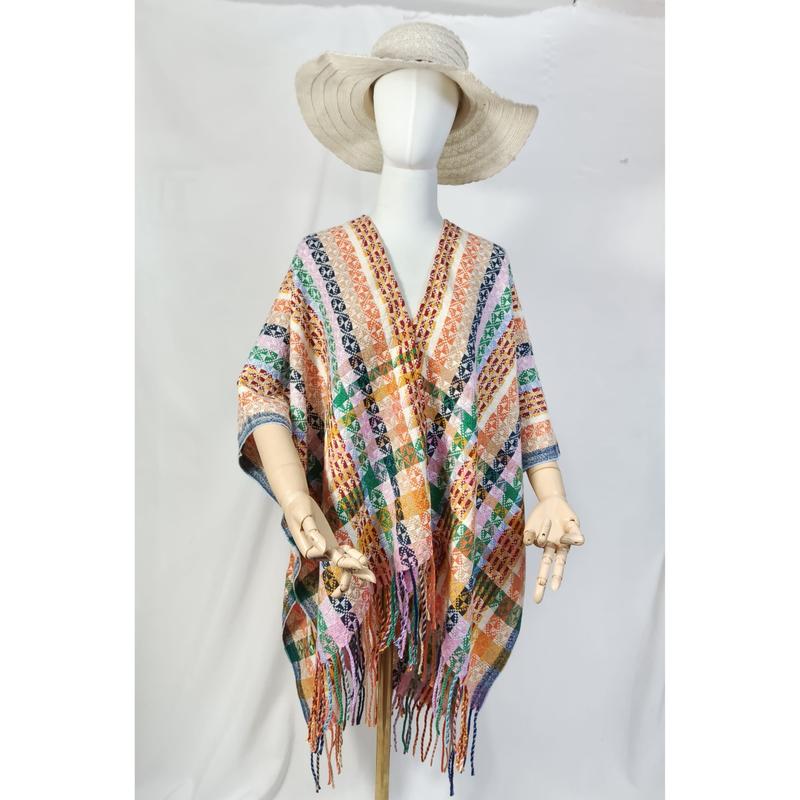 Ponczo cape z geometrycznym wzorem, frędzlami i dekoltem V w stylu boho, wielokolorowe.