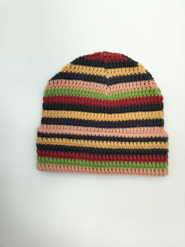 Ręcznie robiona czapka beanie szydełkowa w kolorowe pasy – różowy, zielony, czerwony, żółty, czarny. Styl boho.
