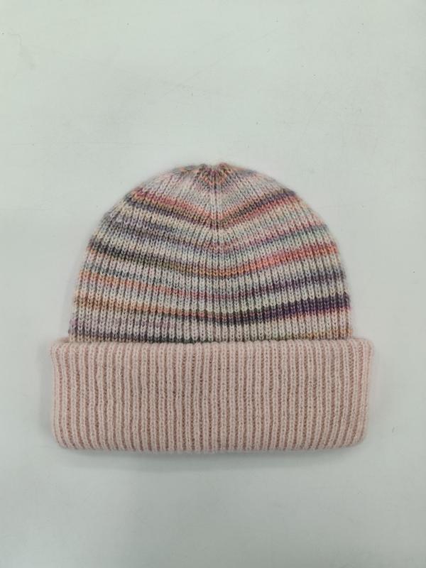 Różowa czapka beanie w wielokolorowe paski (różowy, fioletowy, szary) z szerokim prążkowanym mankietem, widok z góry.