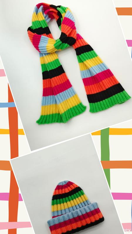 Kolorowy zestaw: prążkowany szalik i czapka beanie w tęczowe pasy – zielony, żółty, pomarańczowy, różowy, czarny, niebieski.