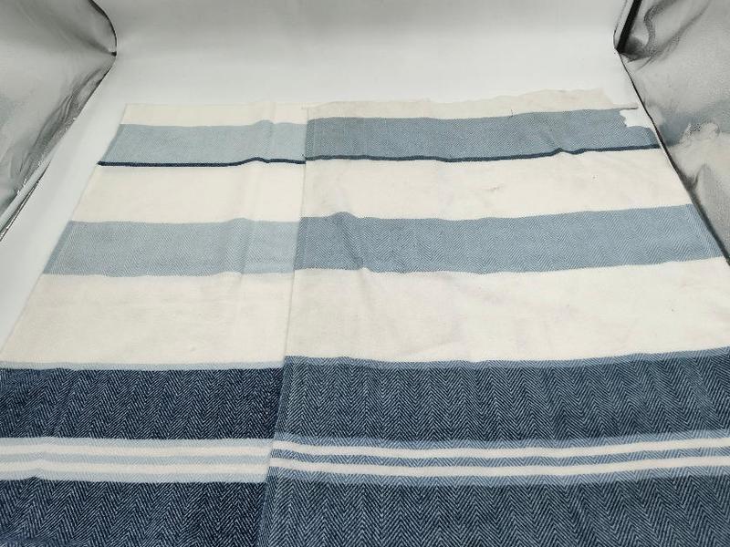 `Koc bawełniany w jodełkę Navy Blue White, granatowo-biały wzór w paski, miękki i elegancki`