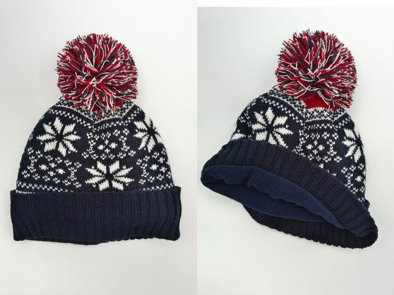 Granatowa czapka beanie z białym wzorem Fair Isle w płatki śniegu, czerwonym pomponem i polarną podszewką.