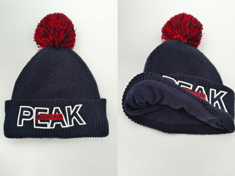 Granatowa czapka z dzianiny z czerwonym pomponem i haftowanym logo PEAK MOUNTAIN — widok z przodu i od środka.