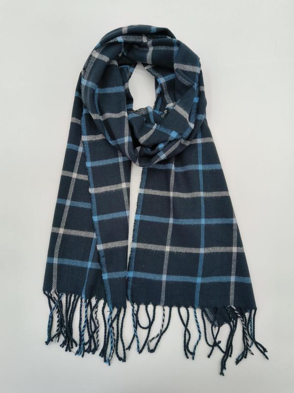 Granatowy szalik w kratę tartan z frędzlami na końcach