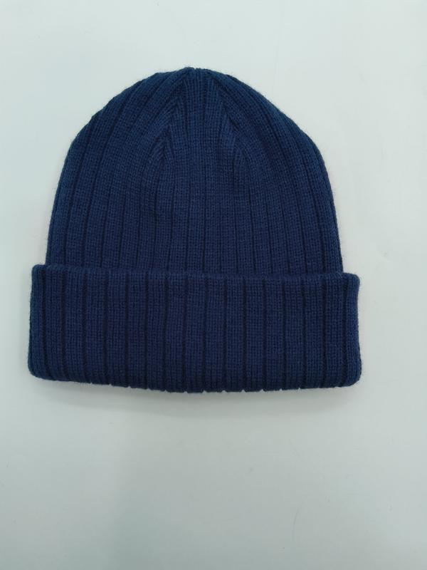 Granatowa prążkowana czapka zimowa beanie z podwiniętym mankietem, ułożona na białym tle.