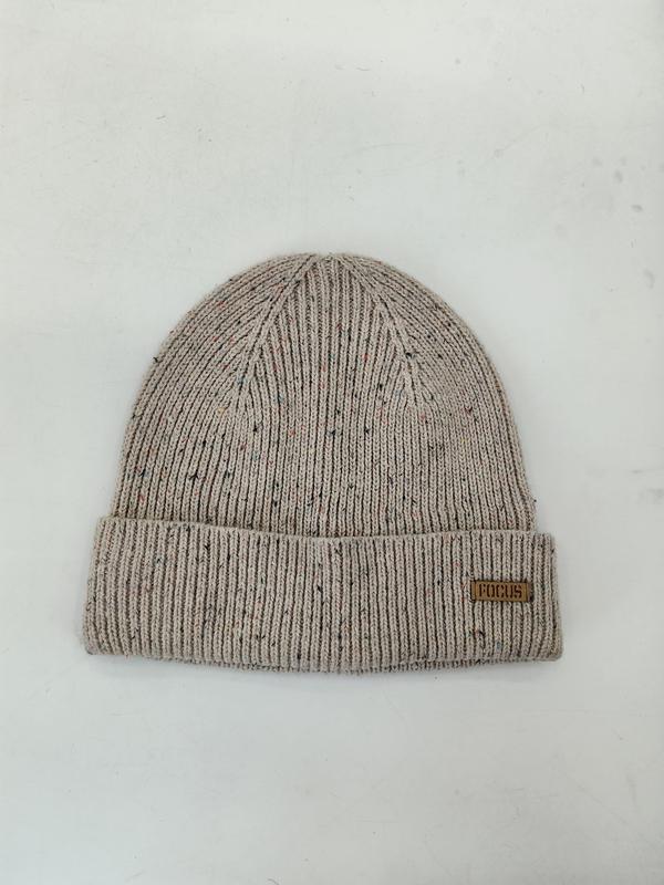 Owsiany prążkowany beanie z wielokolorowym wzorem cętkowanym i podwiniętym rondem, na białym tle.