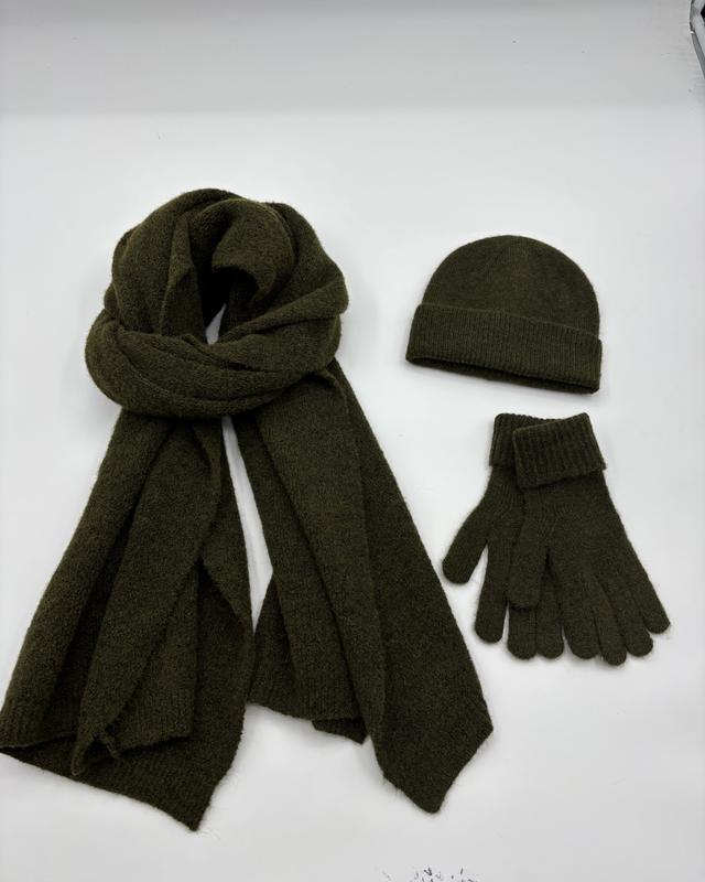 Oliwkowy zestaw zimowy z dzianiny: szalik, czapka beanie i rękawiczki na białym tle.
