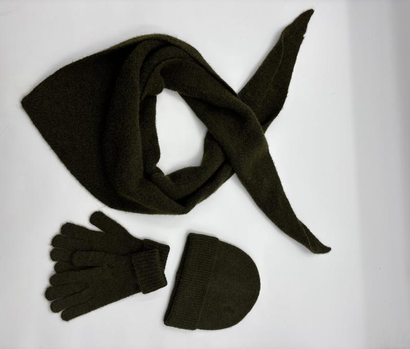 Oliwkowy komplet zimowy z trójkątnym szalem, rękawiczkami i czapką beanie na białym tle.