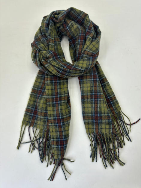 Oliwkowy szalik tartan w kratę z czerwonymi, niebieskimi i brązowymi wzorami oraz frędzlami na końcach.