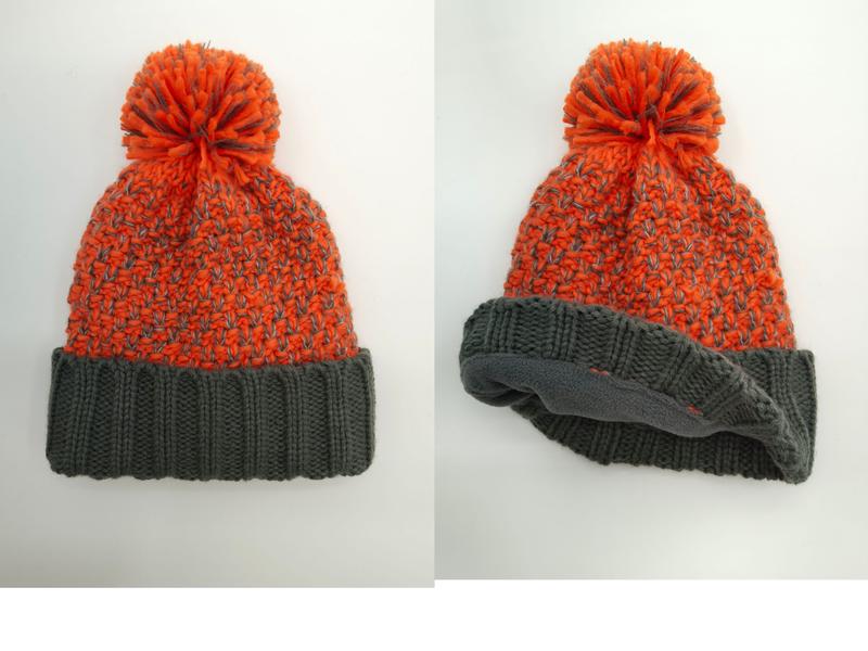 Pomarańczowo-szara czapka zimowa beanie z grubym splotem, dużym pomponem i polarową podszewką.