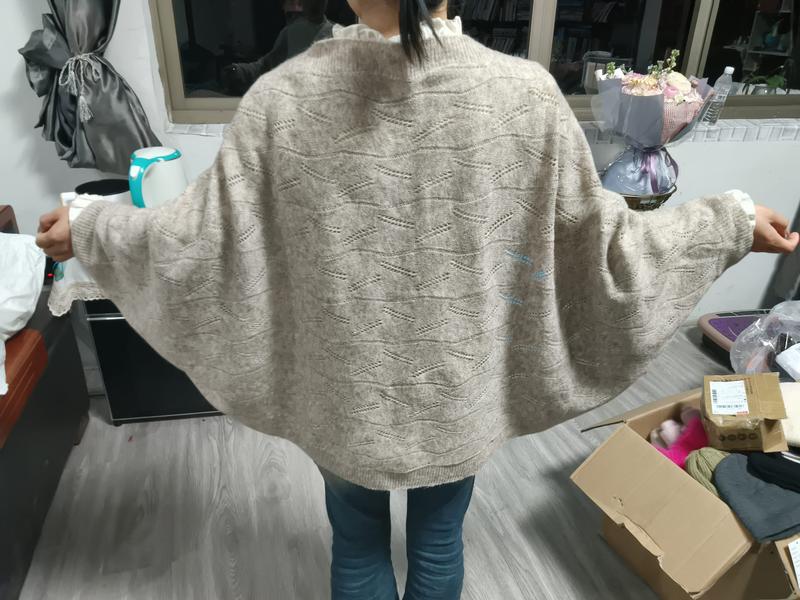 Beżowy sweter oversize z rękawami typu batwing i ażurowym wzorem pointelle — stylowa dzianinowa bluzka damska.