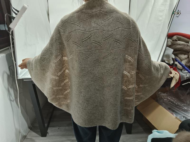 Beżowy kardigan oversize z dzianiny pointelle z rękawami typu batwing
