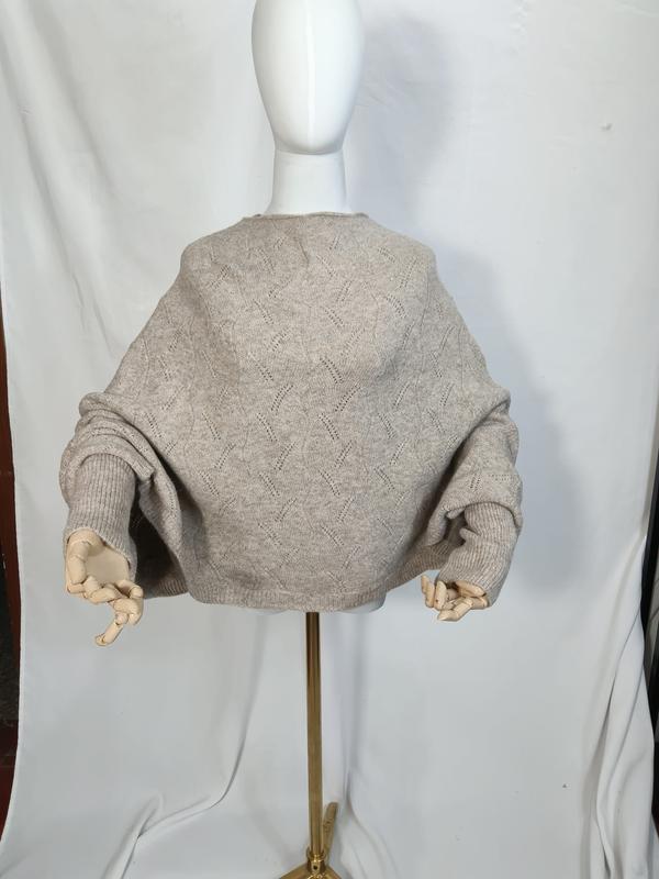 Sweter oversize w kolorze owsianym, dzianina pointelle, rękaw nietoperz, widok z tyłu na manekinie.