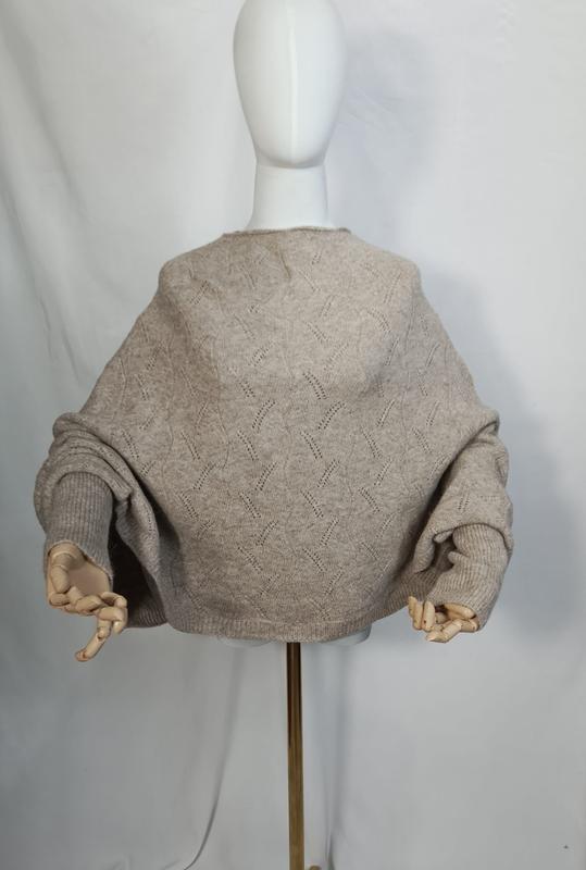 Sweter oversize beżowy pointelle z balonowymi rękawami — widok z tyłu na manekinie.