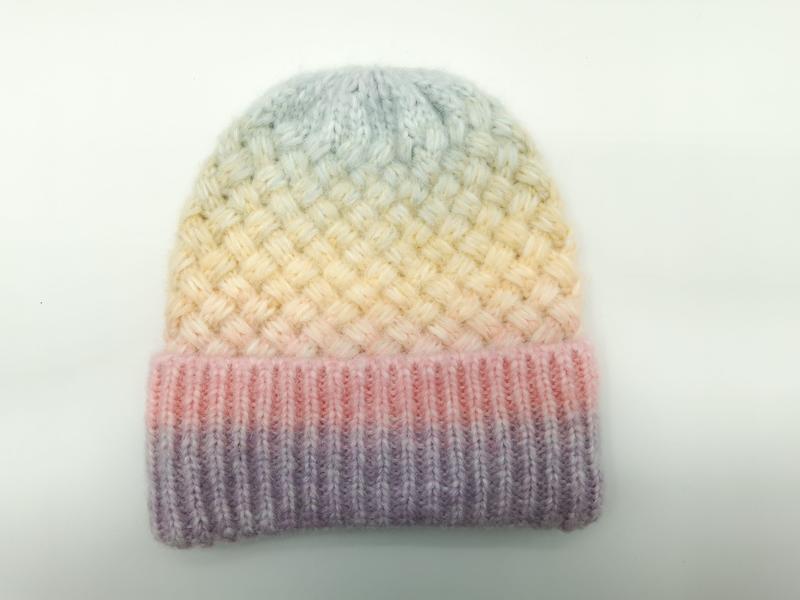 Pastelowa czapka beanie z dzianiny w splot koszyczkowy, gradient tęczowych kolorów.