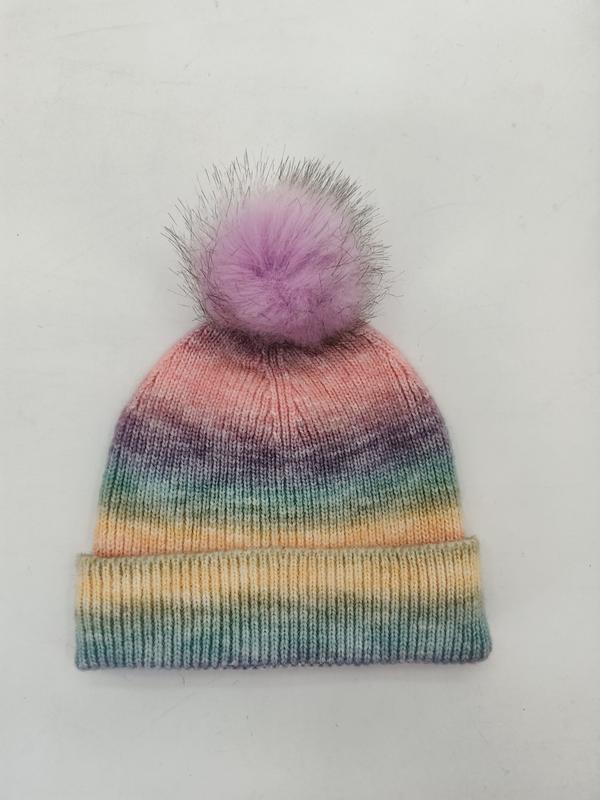 Dzianinowa czapka beanie w pastelowej tęczowej gradacji z lawendowym pomponem z sztucznego futra.