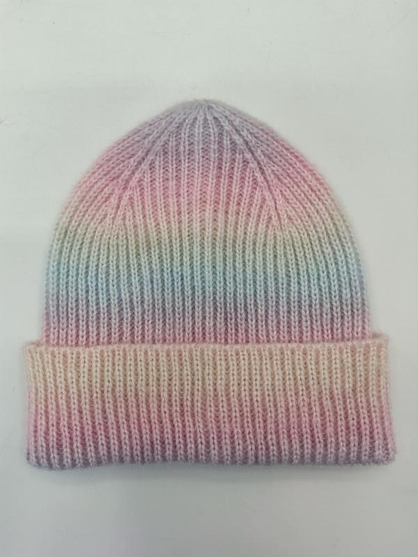 Dzianinowa czapka beanie w pastelowym gradiencie ombre: róż, lawenda, mięta i krem, ze zwiniętym mankietem.