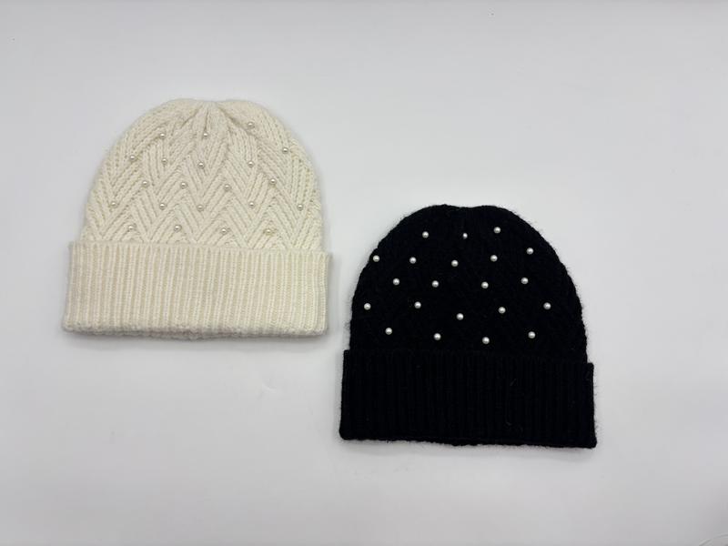 Kremowa czapka beanie z perłami we wzór chevron i czarna czapka beanie z perłami, prążkowany mankiet.