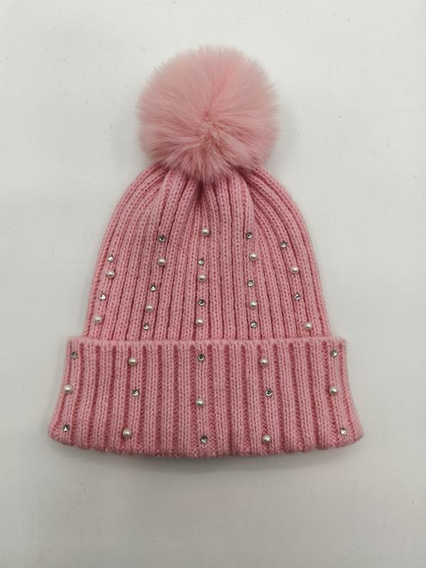 Różowa czapka beanie z prążkowanej dzianiny z pomponem z futra, perłami i kryształkami.