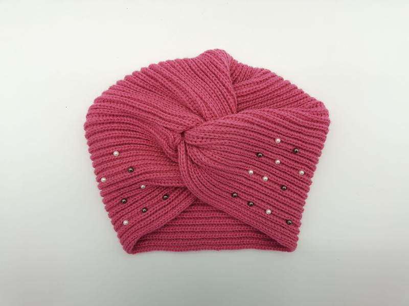 Różowy prążkowany turban z dzianiny z perłami i koralikami hematytowymi