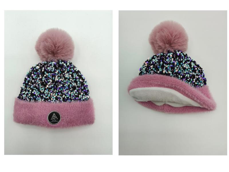 Różowa czapka beanie z cekinami i pomponem z futra syntetycznego, widok z przodu i tyłu.