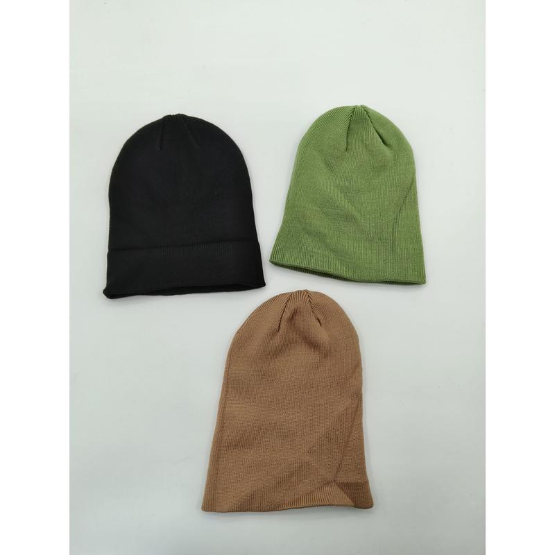 Trzy dzianinowe czapki beanie w kolorach czarnym, oliwkowym i beżowym, ułożone na białym tle.
