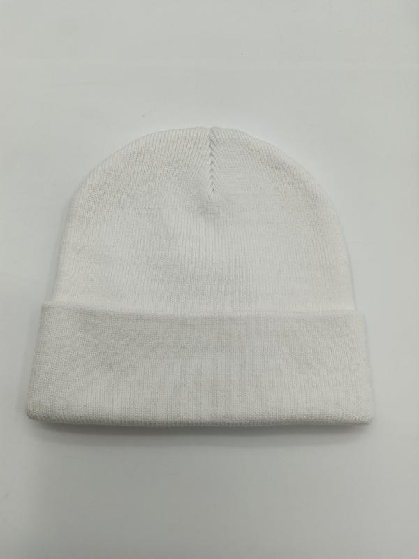 Biała prążkowana czapka beanie z mankietem, widok z góry na płaskiej powierzchni.