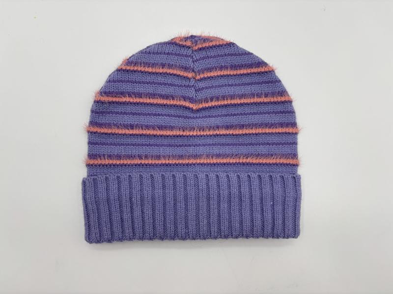 Fioletowa czapka beanie z koralowymi paskami z eyelash yarn i podwiniętym ściągaczem, widok z góry na białym tle.