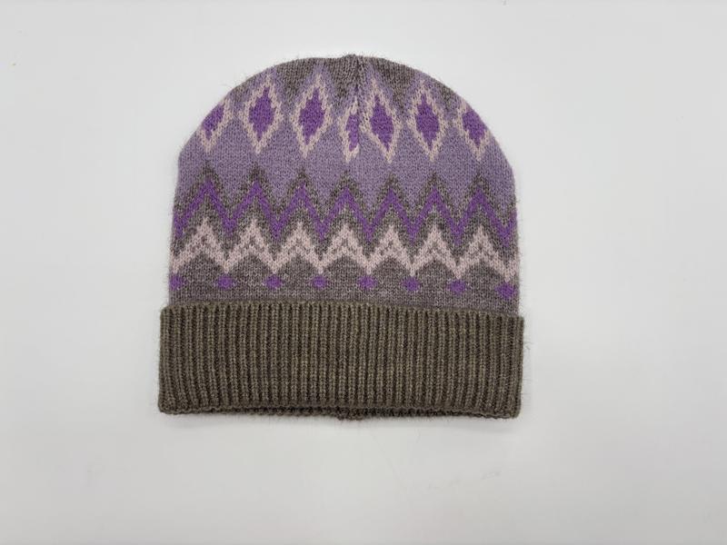 Dzianinowa czapka beanie w fioletowo-szarym wzorze Fair Isle z diamentami i zygzakami oraz ściągaczem.
