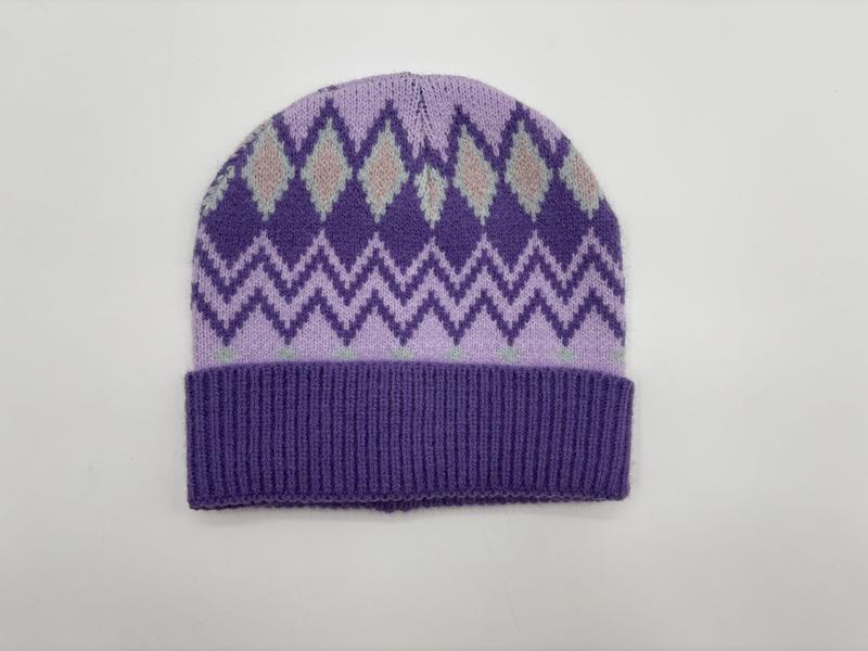 Fioletowa czapka beanie z dzianiny ze wzorem argyle, chevron i ściągaczem.