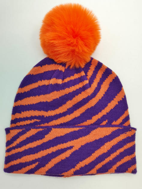 Dzianinowa czapka beanie we wzór zebry w kolorach fioletowym i pomarańczowym z dużym pomponem ze sztucznego futra.