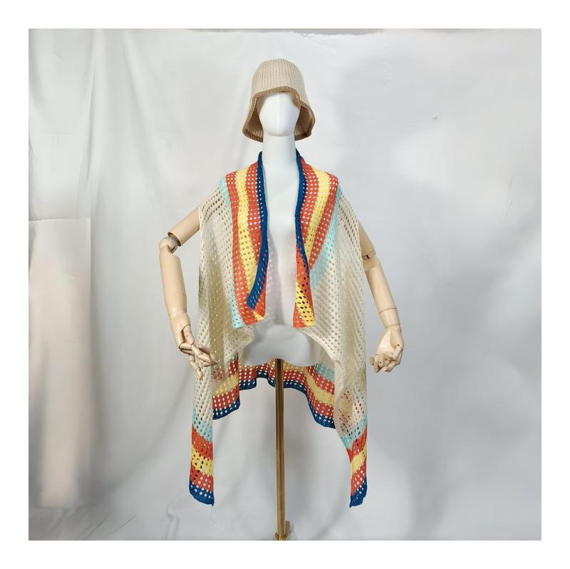 Kremowe kimono kamizelka szydełkowa bez zapięcia z tęczowymi paskami w kolorach niebieskim, pomarańczowym, żółtym i miętowym.