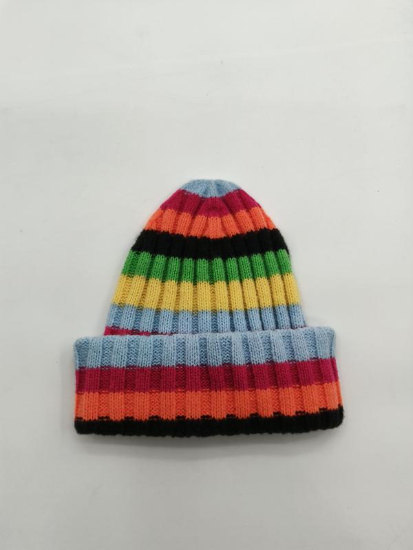 Kolorowa czapka beanie w tęczowe paski z prążkowanej dzianiny z podwiniętym mankietem w odcieniach niebieskim, różowym, pomarańczowym i zielonym.
