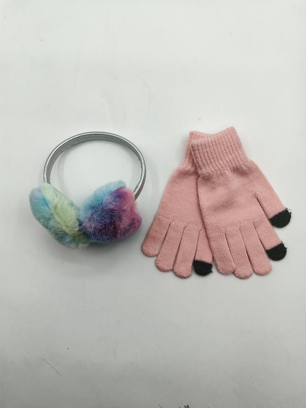 Kolorowe nauszniki tie-dye ze sztucznego futra, srebrna opaska i różowe rękawiczki dotykowe na białym tle.