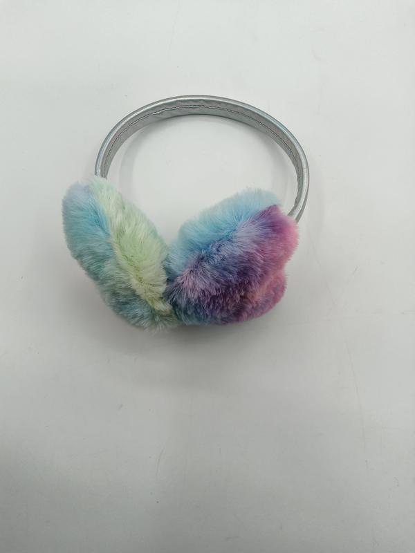 Tęczowe nauszniki tie-dye z puszystym futerkiem i srebrną opaską na białym tle