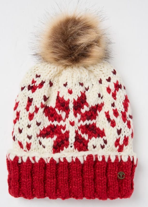 Czerwono-kremowa czapka zimowa Fair Isle z dużym pomponem ze sztucznego futra na białym tle.