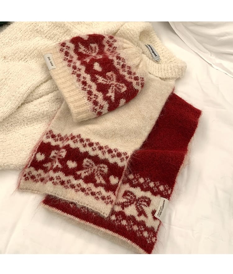 Kremowo-czerwony zestaw czapka i szalik z wzorem Fair Isle w serca i kwiaty na białym tle.