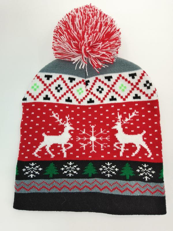 Czerwona czapka beanie Fair Isle z reniferami, płatkami śniegu, choinkami i czerwono-białym pomponem.