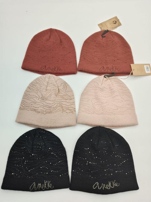 Czapki beanie z dzianiny z kryształkami i wzorem fal w kolorach terakota, pudrowy róż i czarny.
