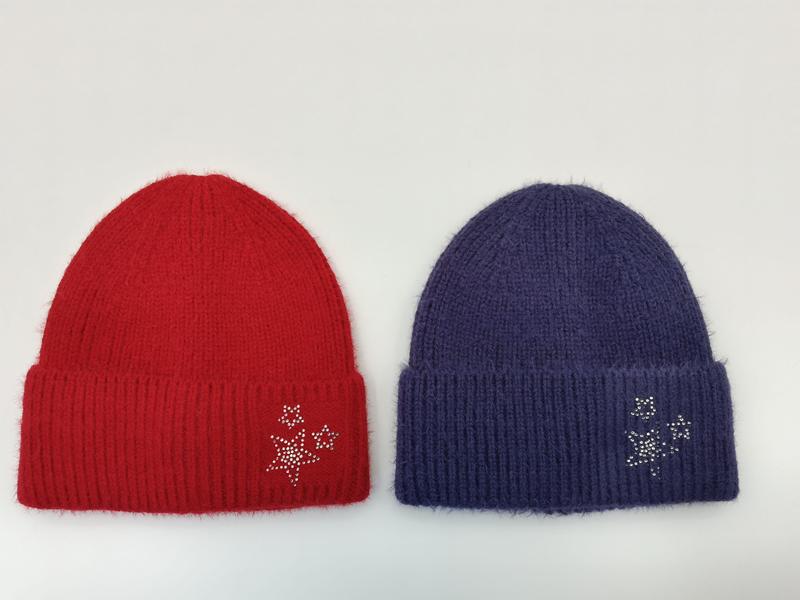 Czerwona i fioletowa czapka beanie z prążkowanej dzianiny ze srebrną ozdobą z dwiema gwiazdkami z cyrkonii na mankiecie.