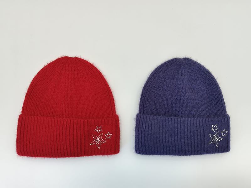 Dwie puszyste czapki beanie w prążki w kolorze czerwonym i fioletowym, każda z srebrną gwiazdką z kryształków na mankiecie.