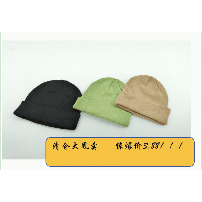 Trzy czapki beanie w prążki z mankietem w kolorach czarnym, szałwiowym i khaki, prezentowane obok siebie na białym tle.