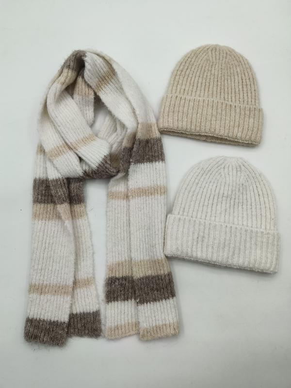 Dwie czapki beanie i szalik w paski z dzianiny żeberkowej w beżu i kremie na białym tle.