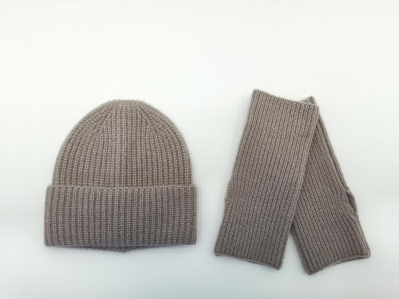 Zestaw czapka beanie i rękawiczki bez palców w prążkowany splot, kolor taupe, na białym tle.