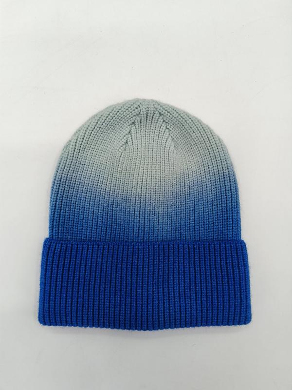 Prążkowana czapka beanie z mankietem, efekt ombre niebiesko-szare gradientowe barwienie, na białym tle.