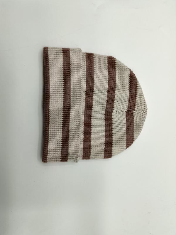 Złożona czapka beanie z prążkowanej dzianiny w poziome pasy w kolorze brązowym i kremowym na białym tle.