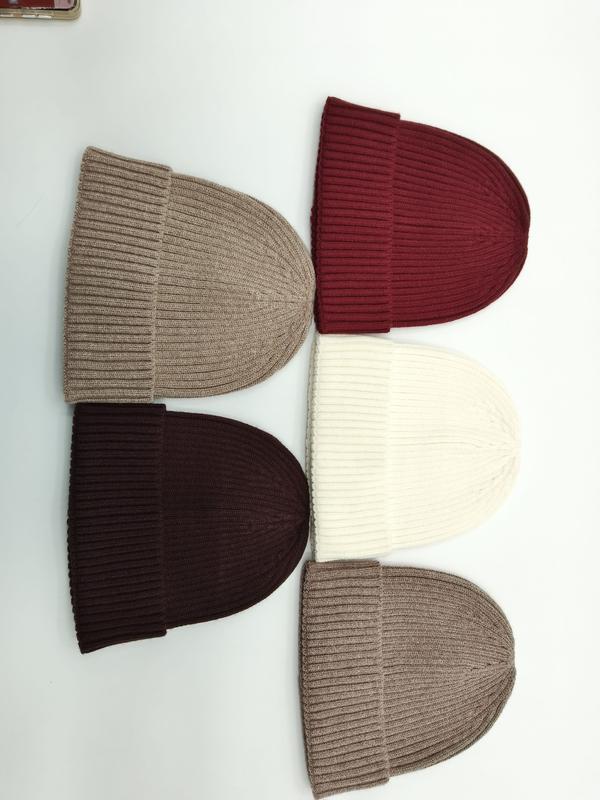 Pięć czapek beanie z prążkowanej dzianiny w kolorach beżowym, bordowym, kremowym, ciemnobrązowym i taupe na białym tle.